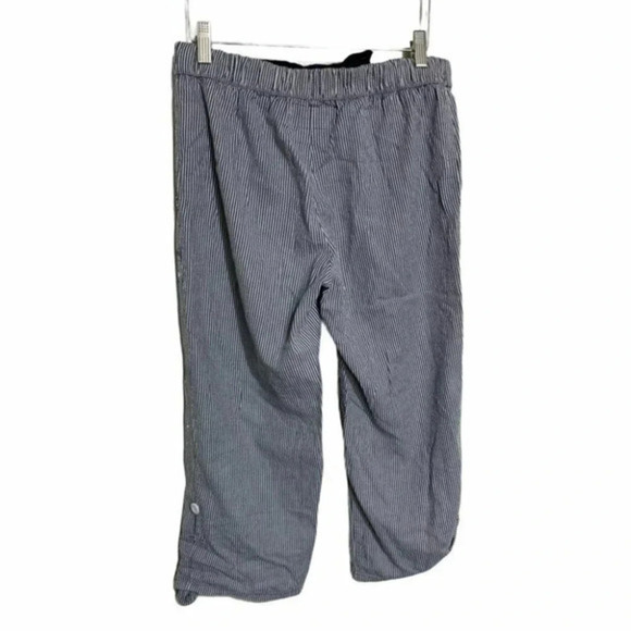 Pink VS XS blue seersucker drawstring capris - Picture 5 of 7